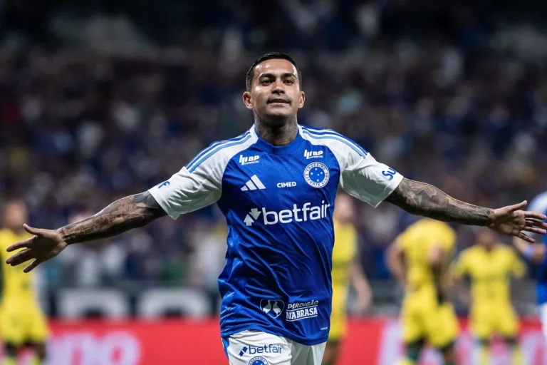 Botafogo e Santos consultam a situação de Dudu, que está fora dos planos do Cruzeiro