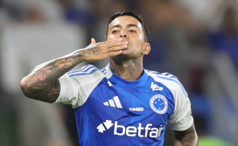 Após ser cortado de duelo no Brasileirão, Cruzeiro agenda reunião com Dudu para debater futuro do atacante na Toca da Raposa