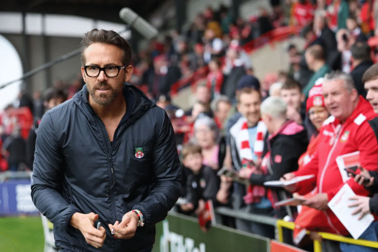 Clube de Ryan Reynolds consegus terceiro acesso seguido e vai à segunda divisão inglesa