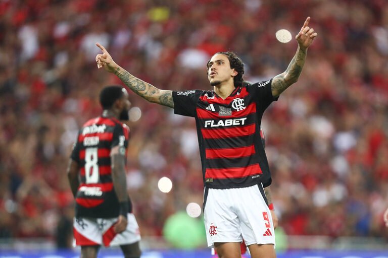 Flamengo abre negociação para renovar com Pedro