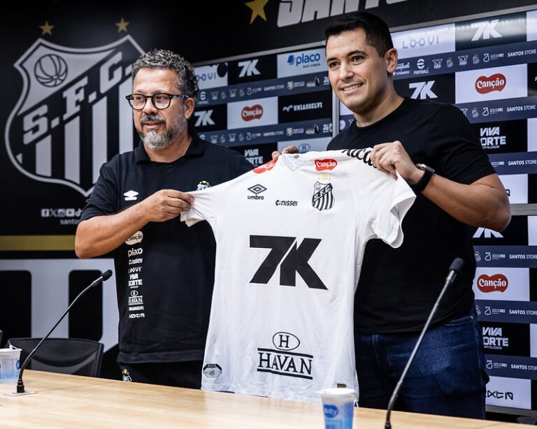 Contestado, Pedro Martins pede demissão do Santos, após mudanças de função