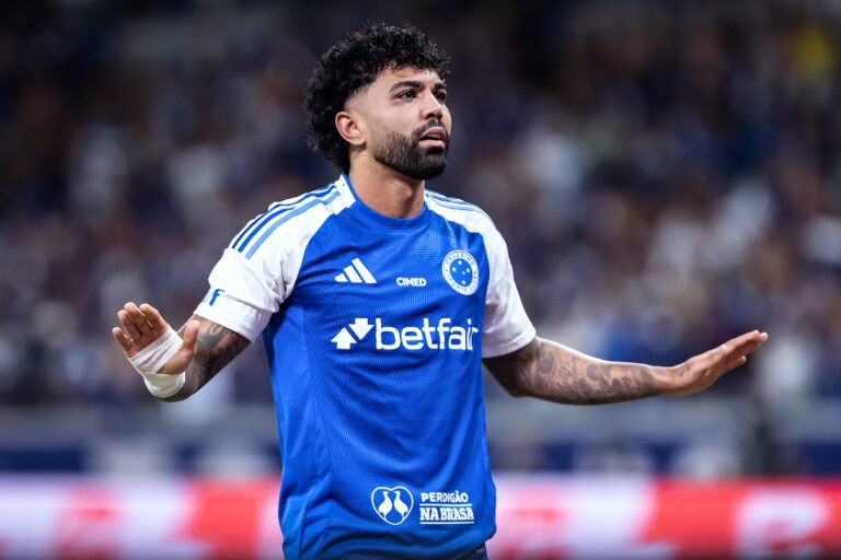Gabigol faz no fim e Cruzeiro bate o Flamengo no Mineirão