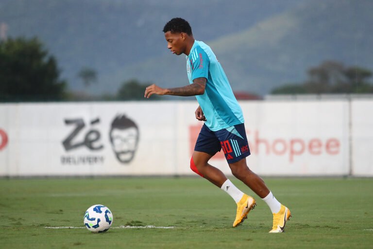 Gonzalo Plata volta aos treinos e deve reforçar o Flamengo contra o Bahia