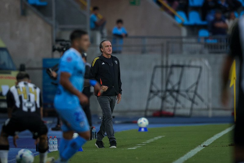 Cuca fala sobre derrota no Chile, explica time misto e projeta retorno à Arena MRV diante o Fluminense