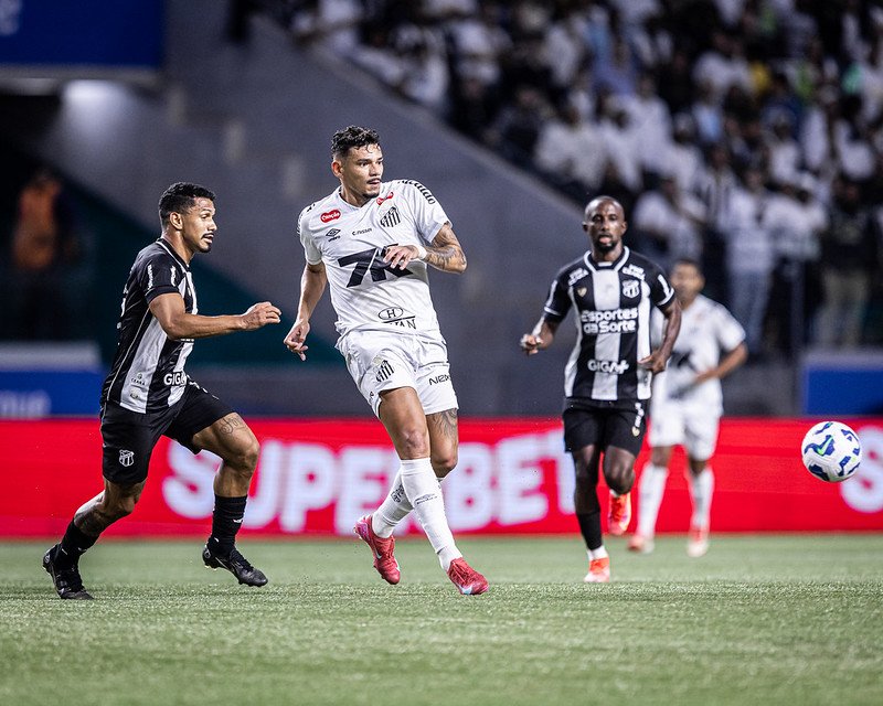 Santos vive partida decepcionante em campo, mas torcedores fazem festa nas arquibancadas