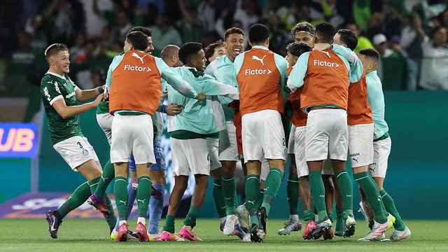 Vitor Castanheira destaca vantagem de um elenco com muitas peças