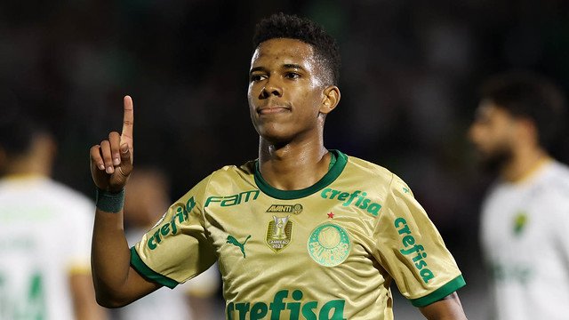 Estevão, do Palmeiras, é o jogador com mais assistências e dribles certos no Brasileirão desde sua estreia