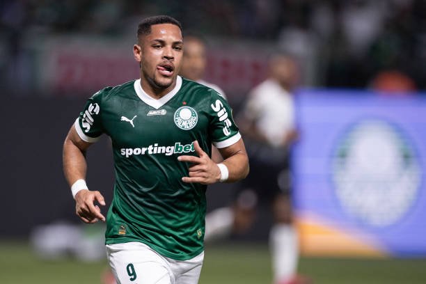 Vitor Roque é o segundo jogador do Palmeiras com maior intervalo entre estreia e primeiro gol