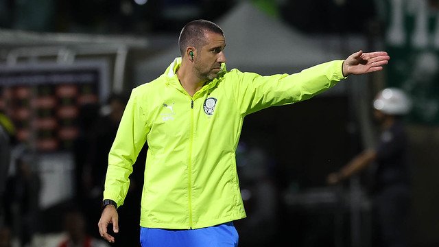 Vitor Castanheira explica mudanças no Palmeiras