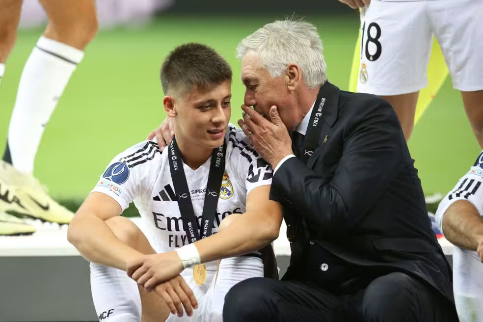 Joia do Real Madrid detalha primeiro contato com Ancelotti e surpreende: “Camisa havaiana e charuto”