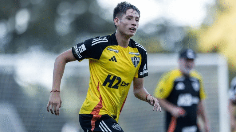 Ivan Román comenta disputa por espaço o Atlético e exalta torcida alvinegra: “Clube grande do Brasil e torcida gigante”