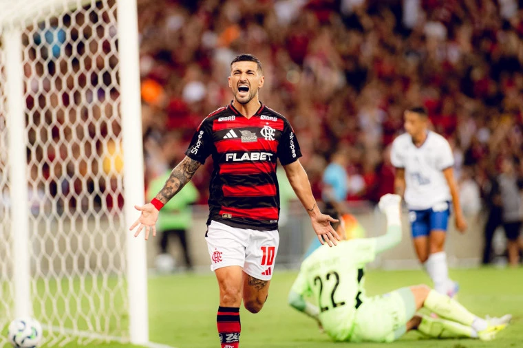 Artilheiro do Brasileiro, Arrascaeta, do Flamengo, se aproxima de marcas expressivas