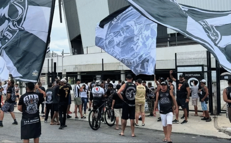 Sob protesto, Atlético-MG faz primeiro treino na Arena MRV com grama sintética