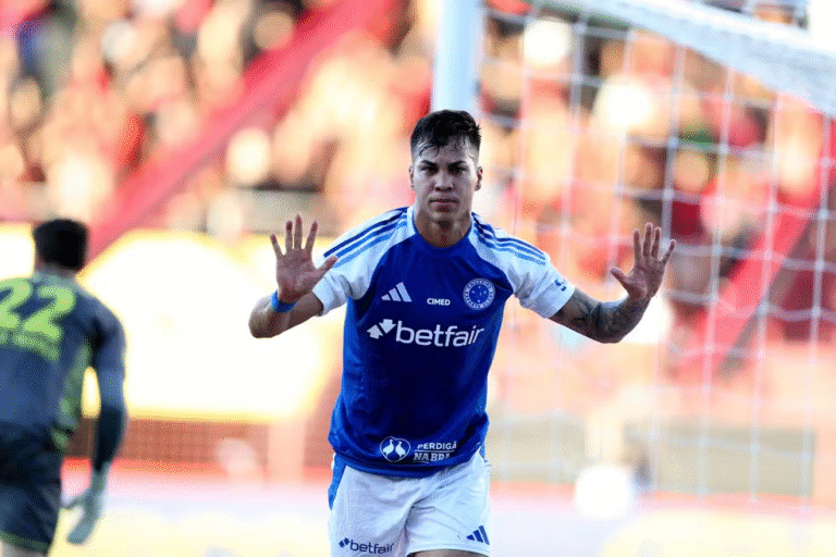 Kaio Jorge paga “dívida” com Gabigol e já acumula R$ 4.200 no pix para garçons no Cruzeiro