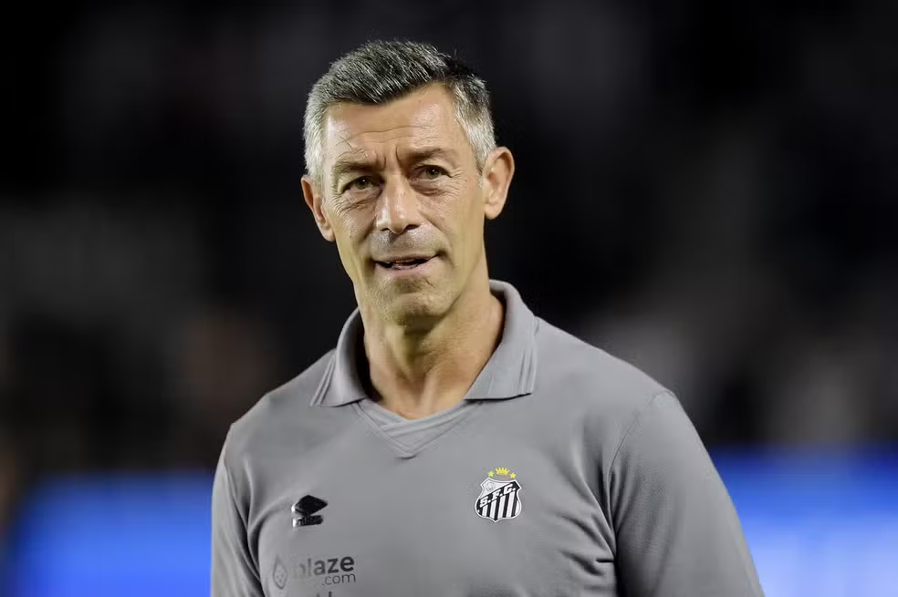 Caixinha aciona Santos na Fifa por multa rescisória; Peixe bate o pé