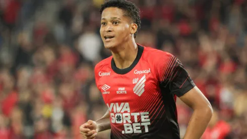 Athletico-PR busca permanência definitiva de Tevis e tenta acordo com Cruzeiro; Clubes holandeses monitoram o jogador