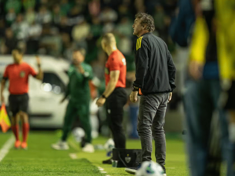 Cuca fala sobre arbitragem e defende atuações de Caio Paulista e Rômulo