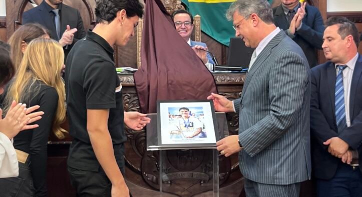 JP Chermont, do Santos, é homenageado na Câmara Municipal de Bauru