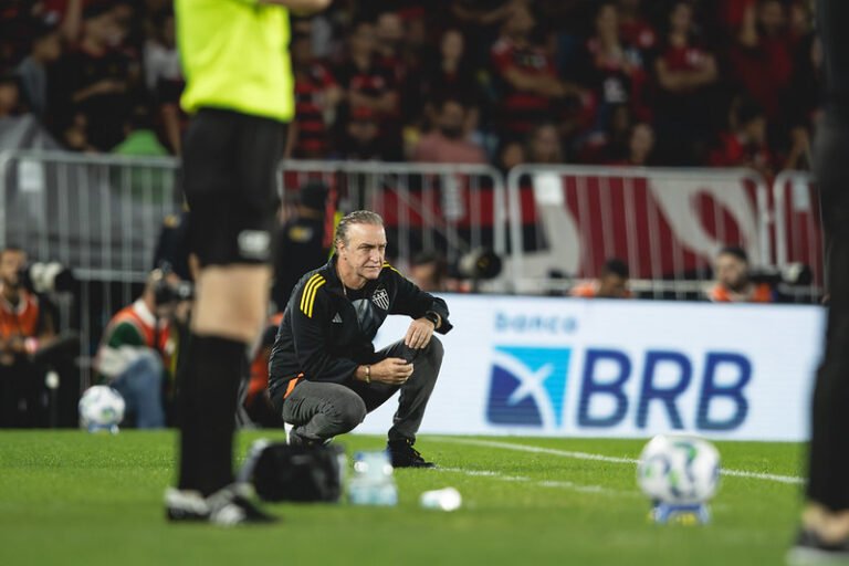 Cuca revela estratégia em substituições diante o Flamengo e fala sobre Ivan Roman: “Grande jogador”