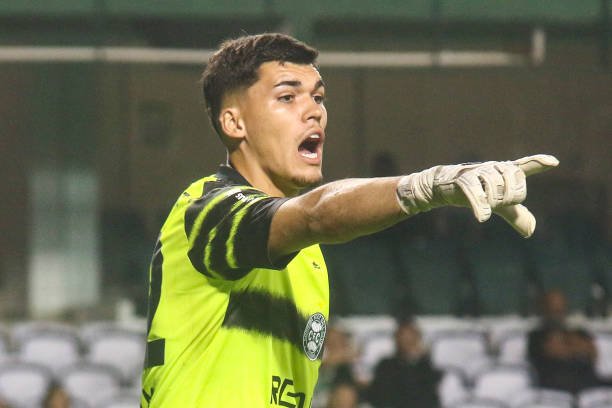 Palmeiras monitora goleiro do Coritiba para sucessão de Weverton