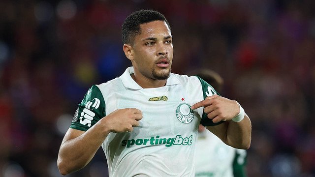 Vitor Roque enaltece elenco do Palmeiras