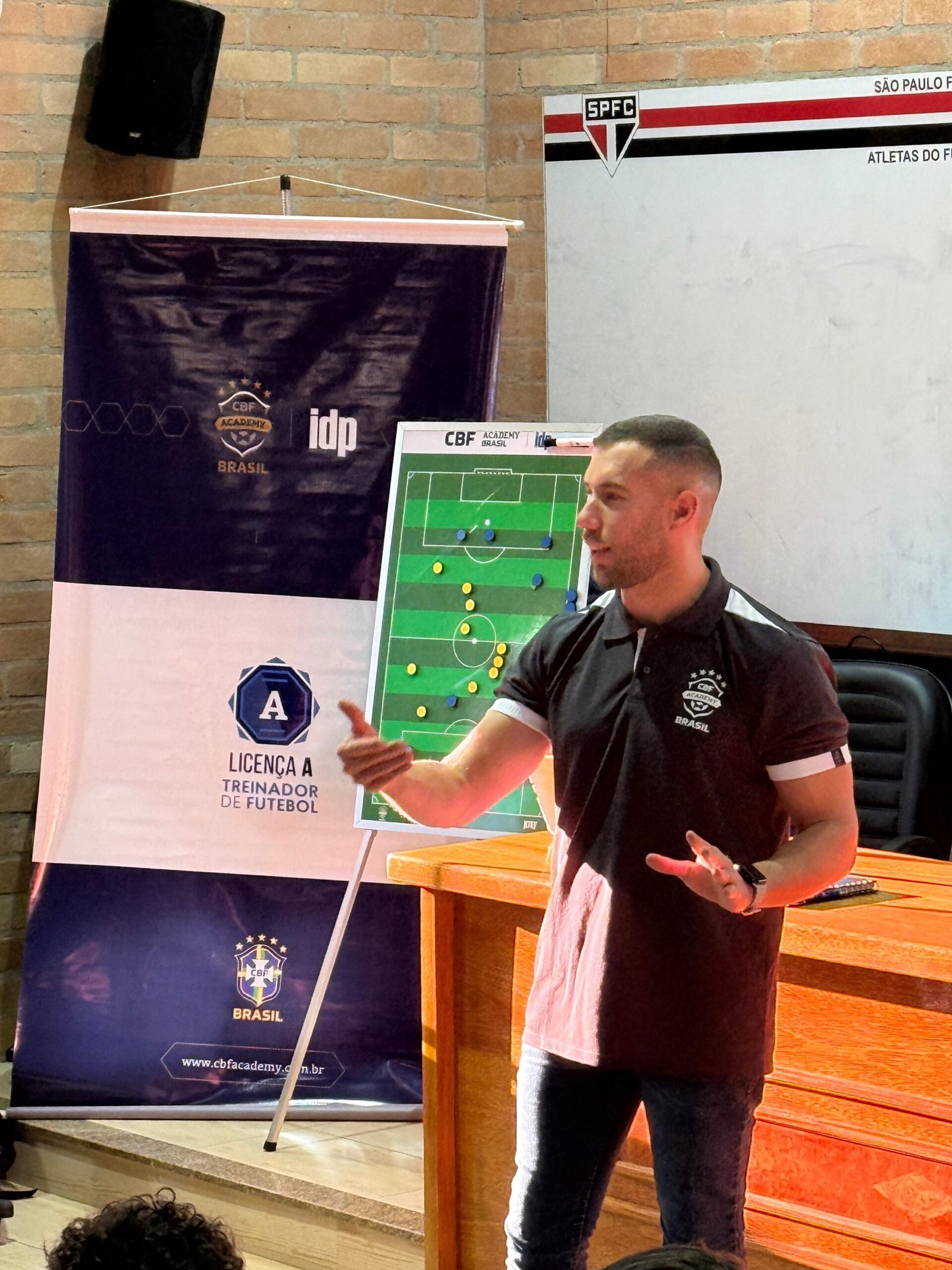Técnico destaque nas categorias de base do Brasil, Allan Barcellos ministra aulas sobre treinamento técnico, tático e estratégico para a Licença A da CBF Academy