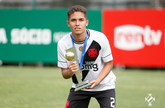 Atlético faz oferta de empréstimo por Paulinho, jovem lateral do Vasco da Gama