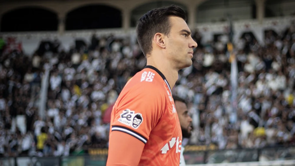Vasco aponta lesão de Léo Jardim em lance em que ele foi expulso por suposta cera