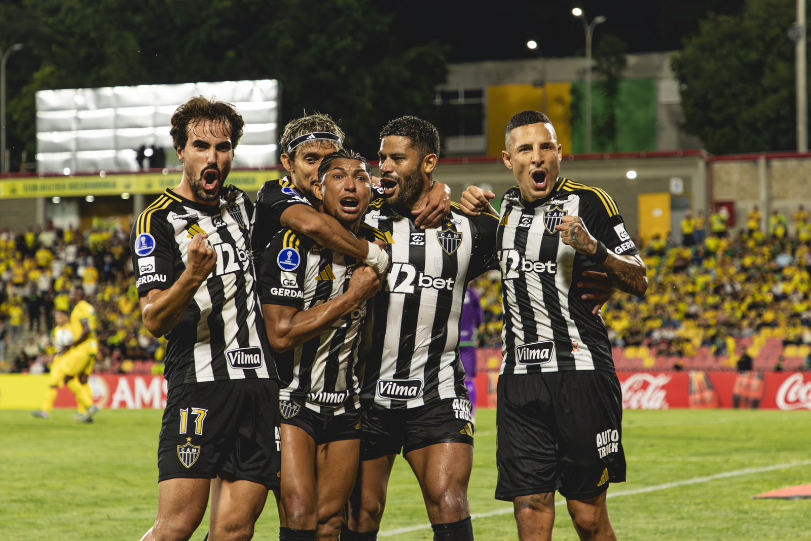 Com problemas defensivos, Atlético segue na busca por volantes e pode contratar zagueiro