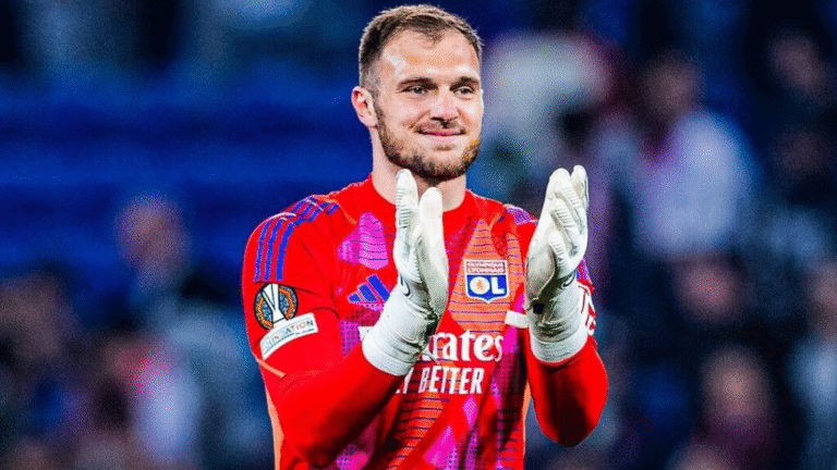 Lyon acerta venda de Lucas Perri ao Leeds United e Botafogo não receberá valores pela transferência; entenda
