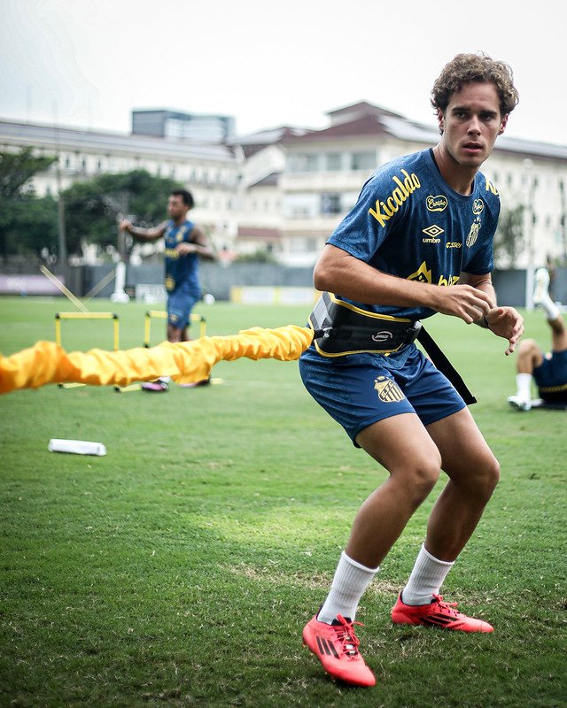 Bernardo vive boa fase no Santos e aguarda nova chance no time principal