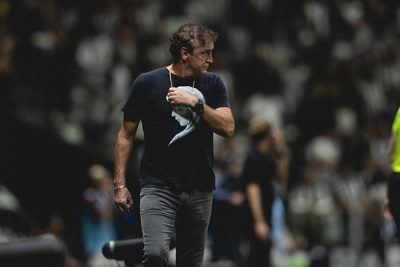 Cuca explica entrada de Arana como titular diante o Flamengo e fala sobre chegada de reforços