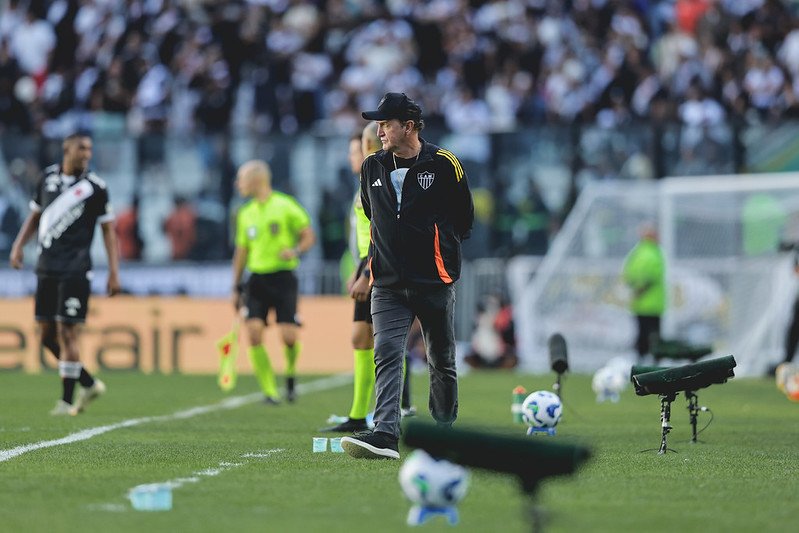 Cuca questiona pênalti a favor do Vasco, projeta duelo diante o Godoy Cruz e fala sobre ausência de Hulk