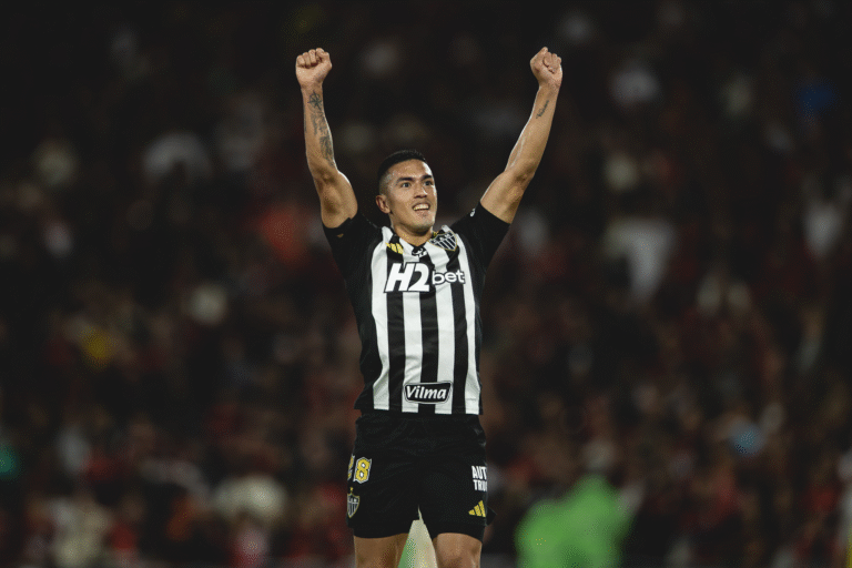 Cuello comemora gol marcado após voltar de lesão, e dedica vitória à Cuca e seu irmão
