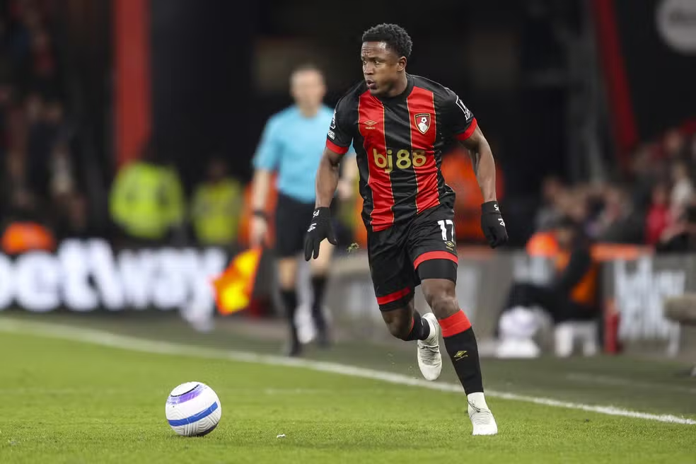 Cruzeiro avança em conversas pela contratação de Luis Sinisterra, atacante do Bournemouth