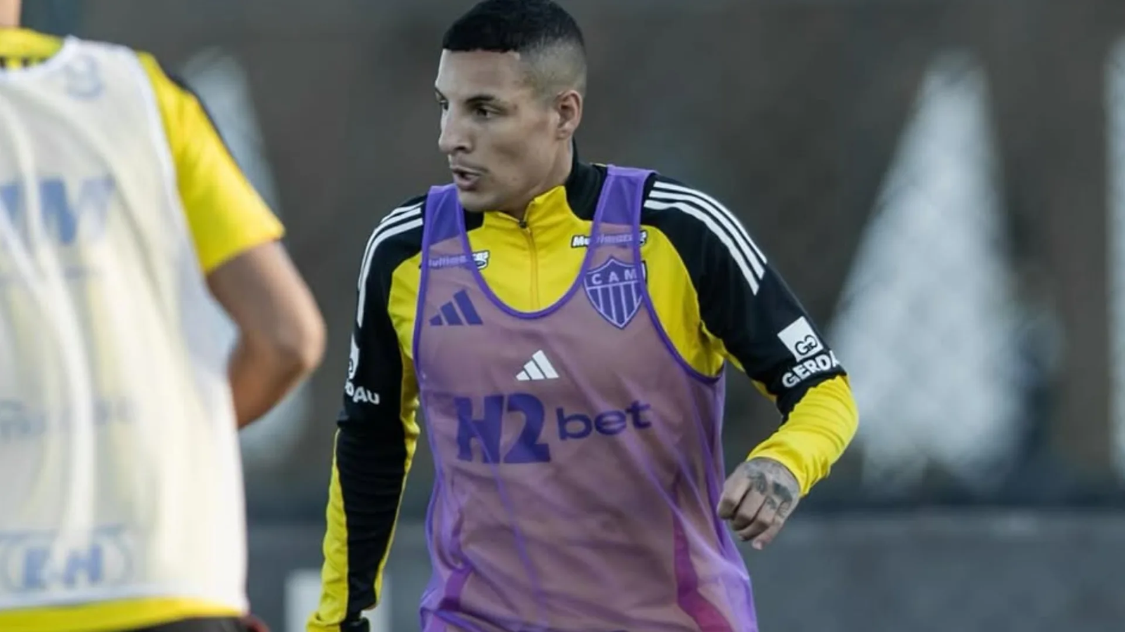Guilherme Arana é liberado pelo departamento médico do Atlético e fica a disposição de Cuca para decisão diante o Flamengo