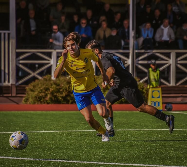 Após experiências nos EUA e na Itália, meio-campista brasileiro se destaca na Suécia e assina com novo clube