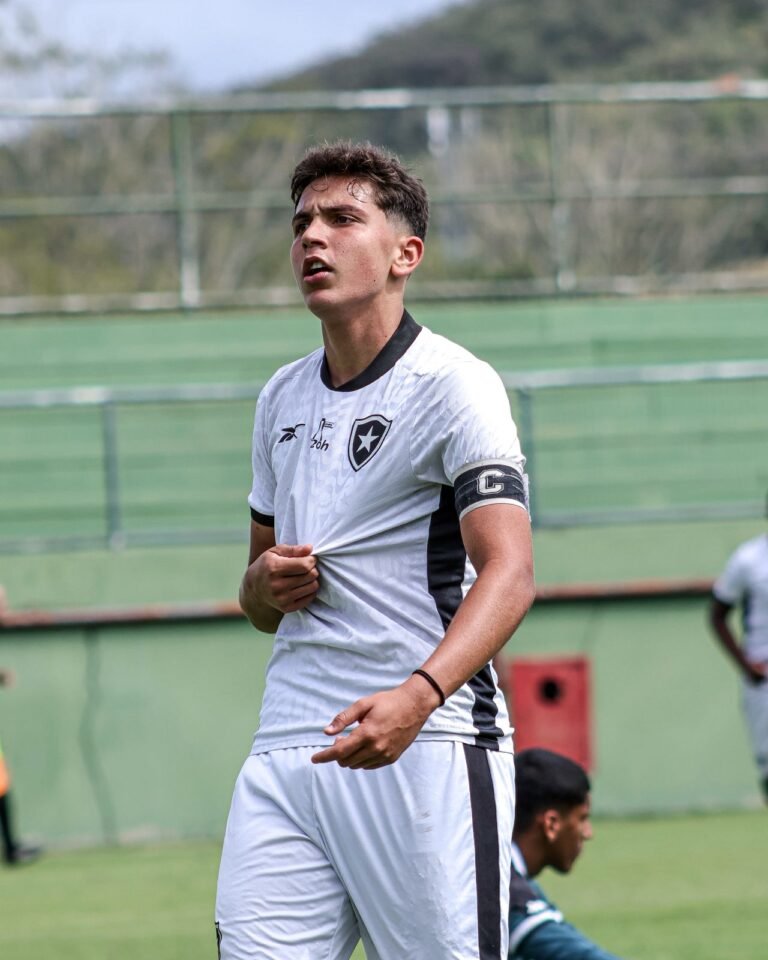 Promessa do Botafogo encerra ano de protagonismo na base e alcança primeira convocação para a Seleção